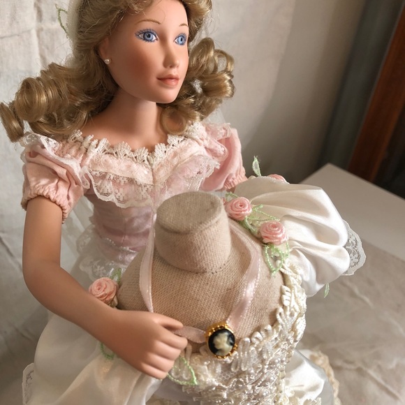 Vintage bride doll from Ashton-Drake Galleries - Picture 4 of 6